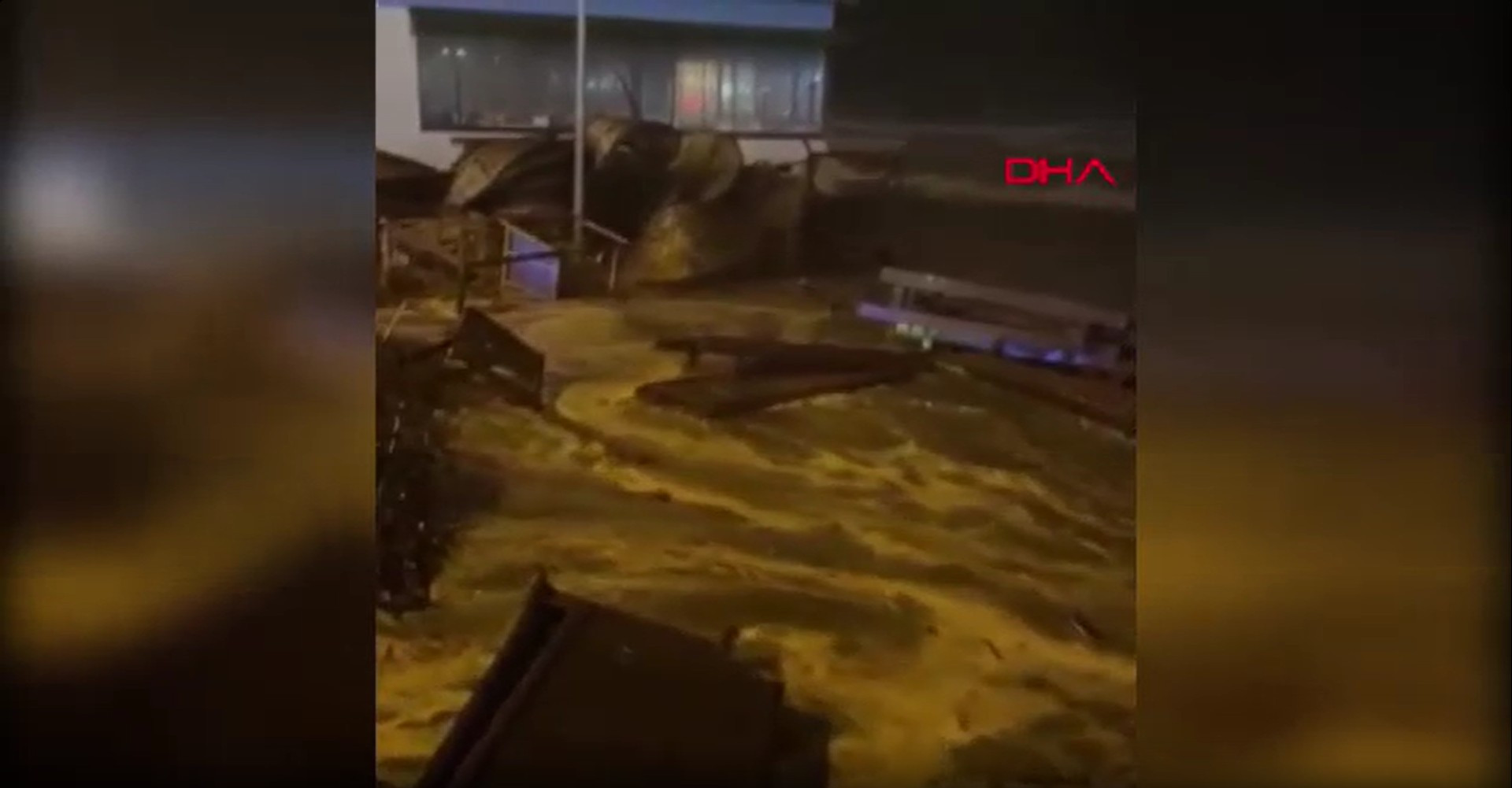 Hatay’da fırtına yaşamı olumsuz etkiledi; dalgalar yola kadar geldi