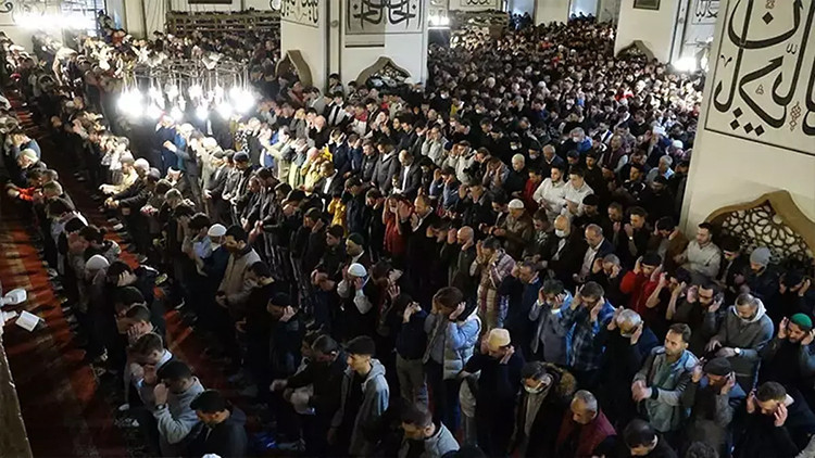 KADİR GECESİ NAMAZI SAAT KAÇTA KILINIR