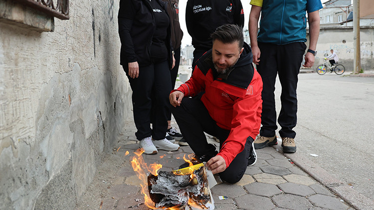 Ogün Abi'den iyilik örneği: Borç defterini kaldırımda yaktı