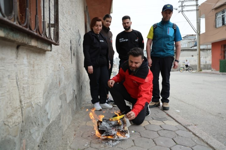  Borç defterini kaldırımda yaktı