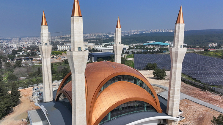 Kadınlar için çok anlamlı bir hizmeti de sunacak: İzmir'deki 5 bin kişilik cami ve külliyesi hizmete giriyor