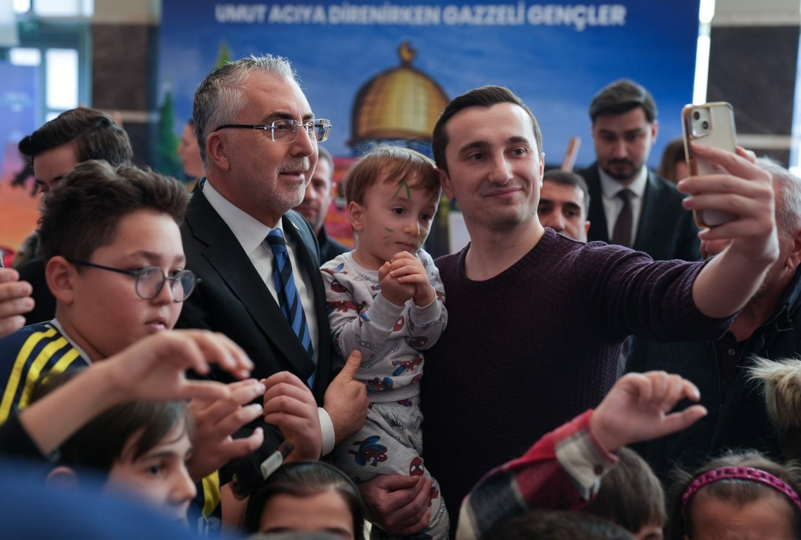 Çalışma ve Sosyal Güvenlik Bakanı Vedat Işıkhan, Külliye'de Ramazan etkinlik alanını ziyaret etti