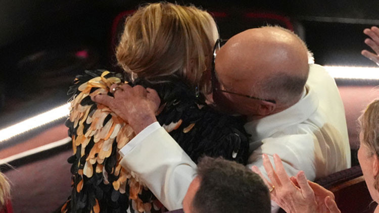 43 yıllık mutlulukları herkesi aşka yeniden inandırdı: Sensiz ödüllerin bile anlamı yok!