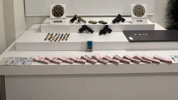 Maltepe'de bir eve uyuşturucu operasyonu: Manyetik kartlı gizli bölmede yüklü miktarda para ve silah çıktı