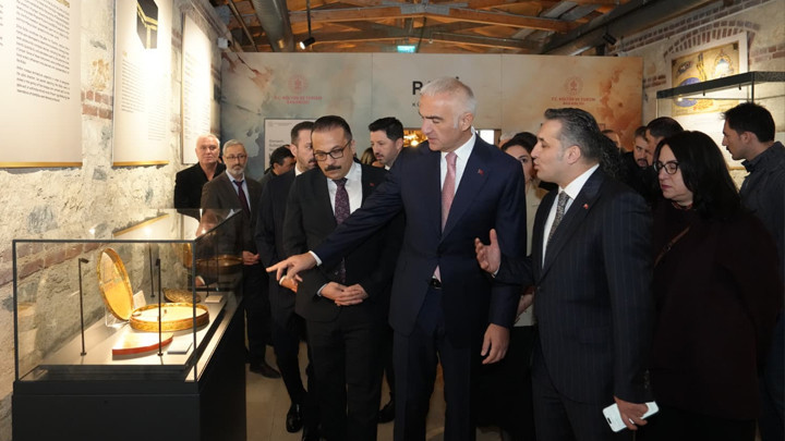 İki İznik Çinisi yıllar sonra yeniden Türkiye’de... Osmanlı sultanlarının kutsal emanet hürmeti gün yüzüne çıktı