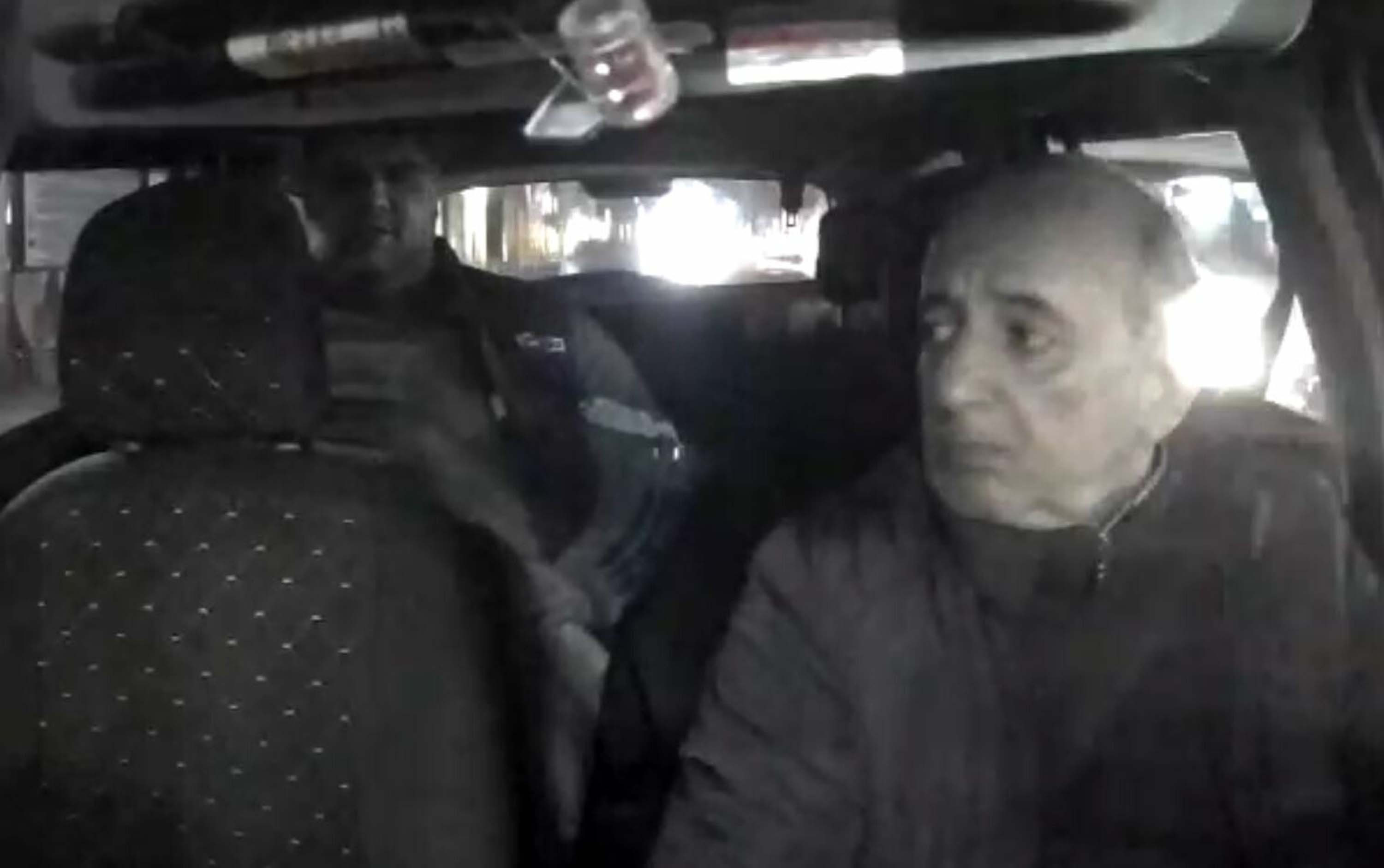 Taksi içerisinde inceleme yapan ekipler ve olay yeri