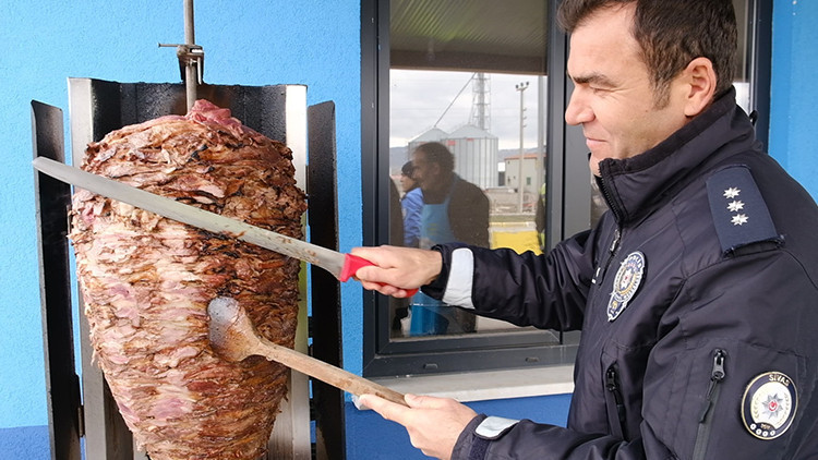 Polis, döner kesip vatandaşa ikram etti