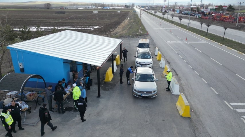 Polis, döner kesip vatandaşa ikram etti