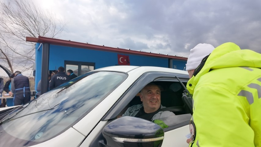 Polis, döner kesip vatandaşa ikram etti
