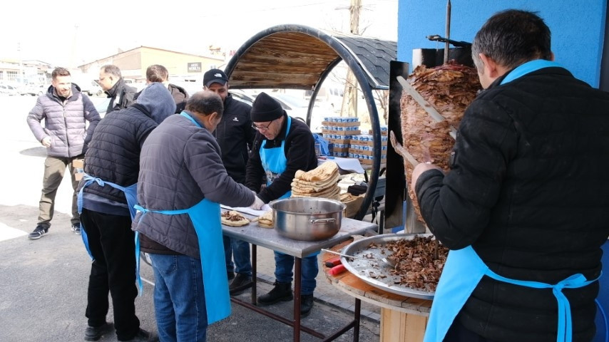 Polis, döner kesip vatandaşa ikram etti