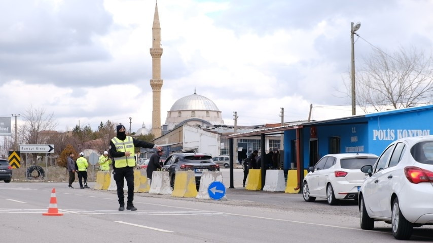 Polis, döner kesip vatandaşa ikram etti
