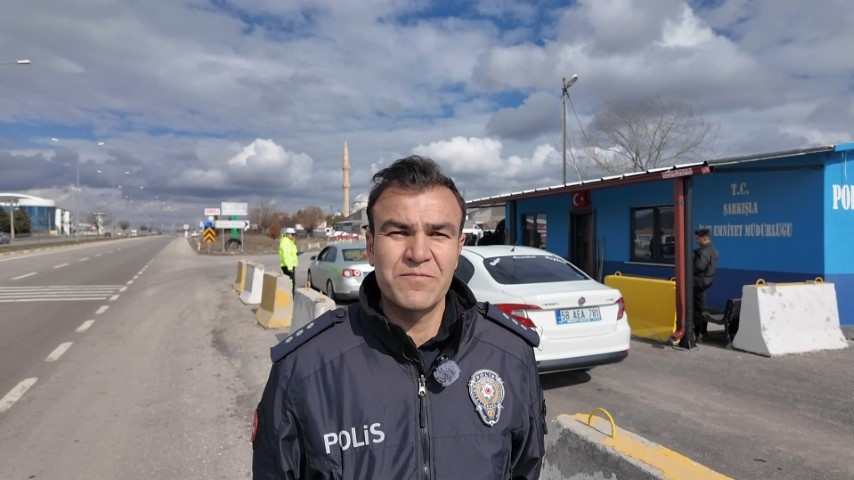 Polis, döner kesip vatandaşa ikram etti