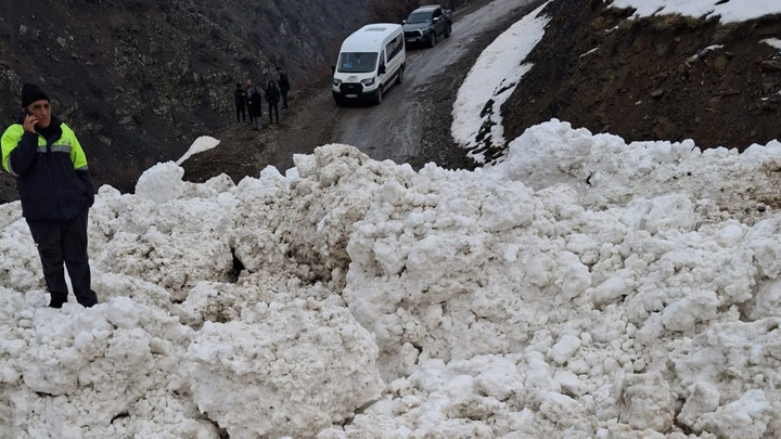 Van'da çığ düştü: 1 mahalle ve 8 mezraya ulaşım kapandı