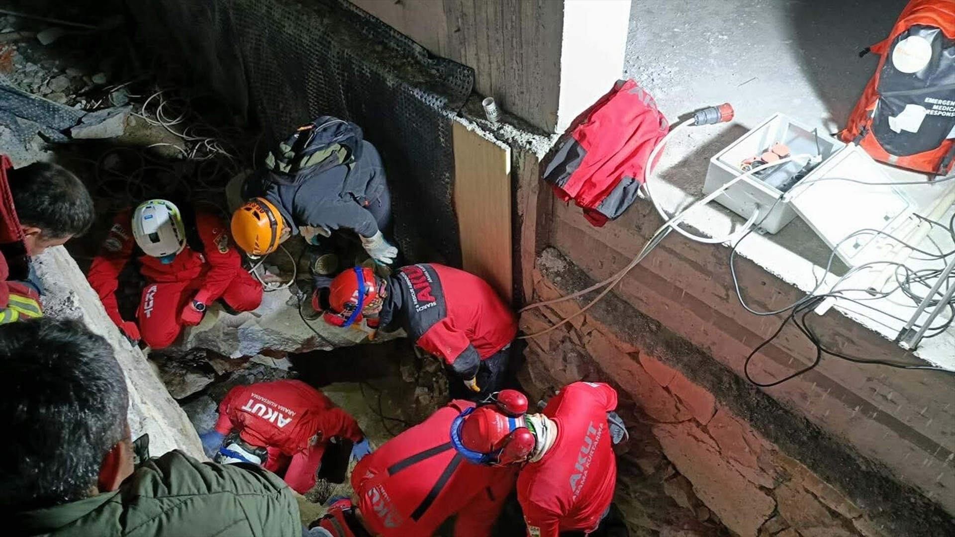 Paris kuruyan betonda mahsur kaldı 7 saat süren çalışma ile kurtarıldı