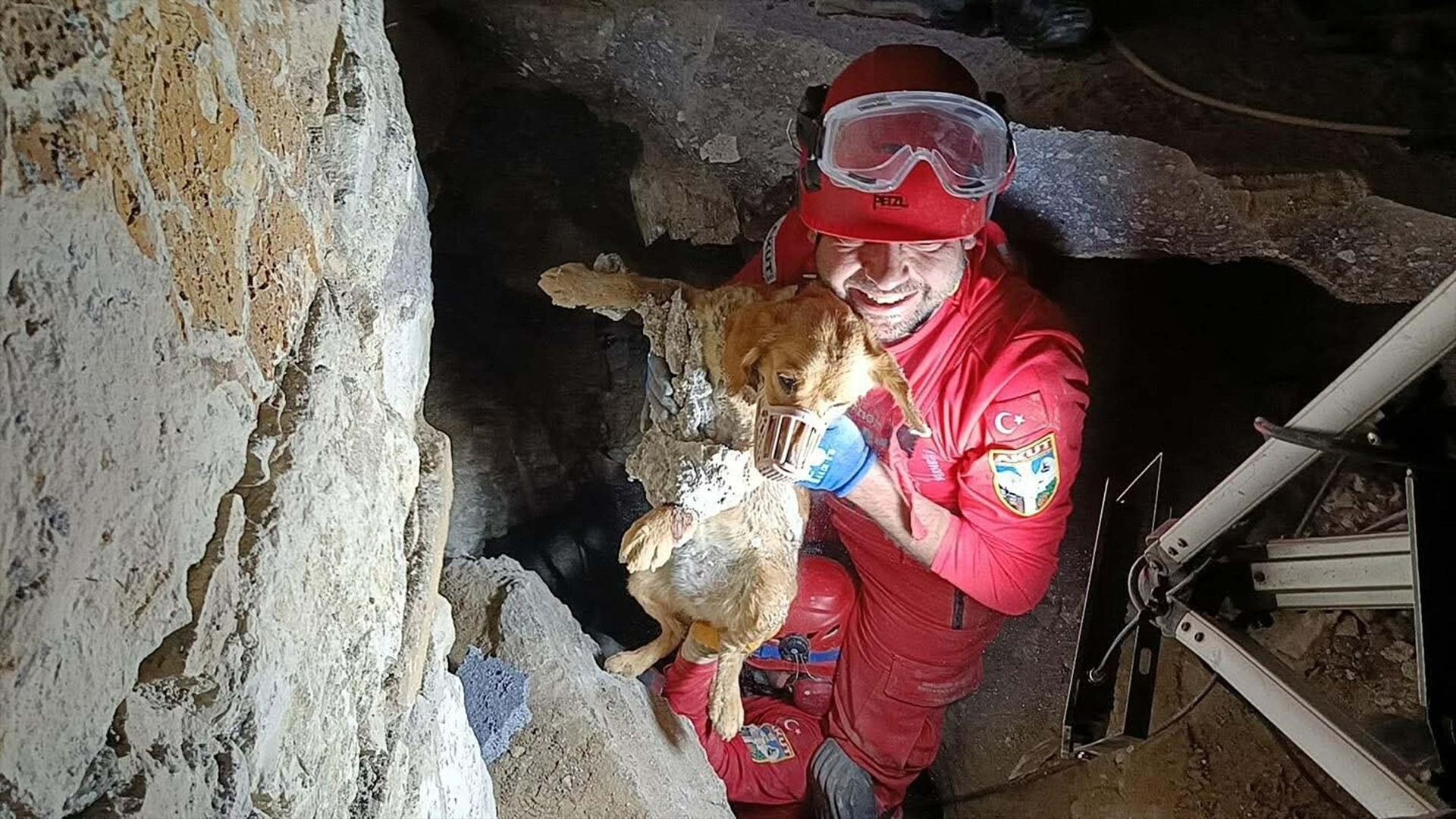 Paris kuruyan betonda mahsur kaldı 7 saat süren çalışma ile kurtarıldı