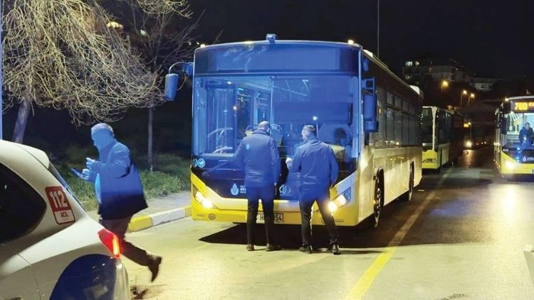 Alkollü şoförü yolcular yakaladı