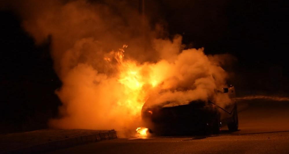 Bayram için yeğeninden emanet aldığı araç alev alev yandı