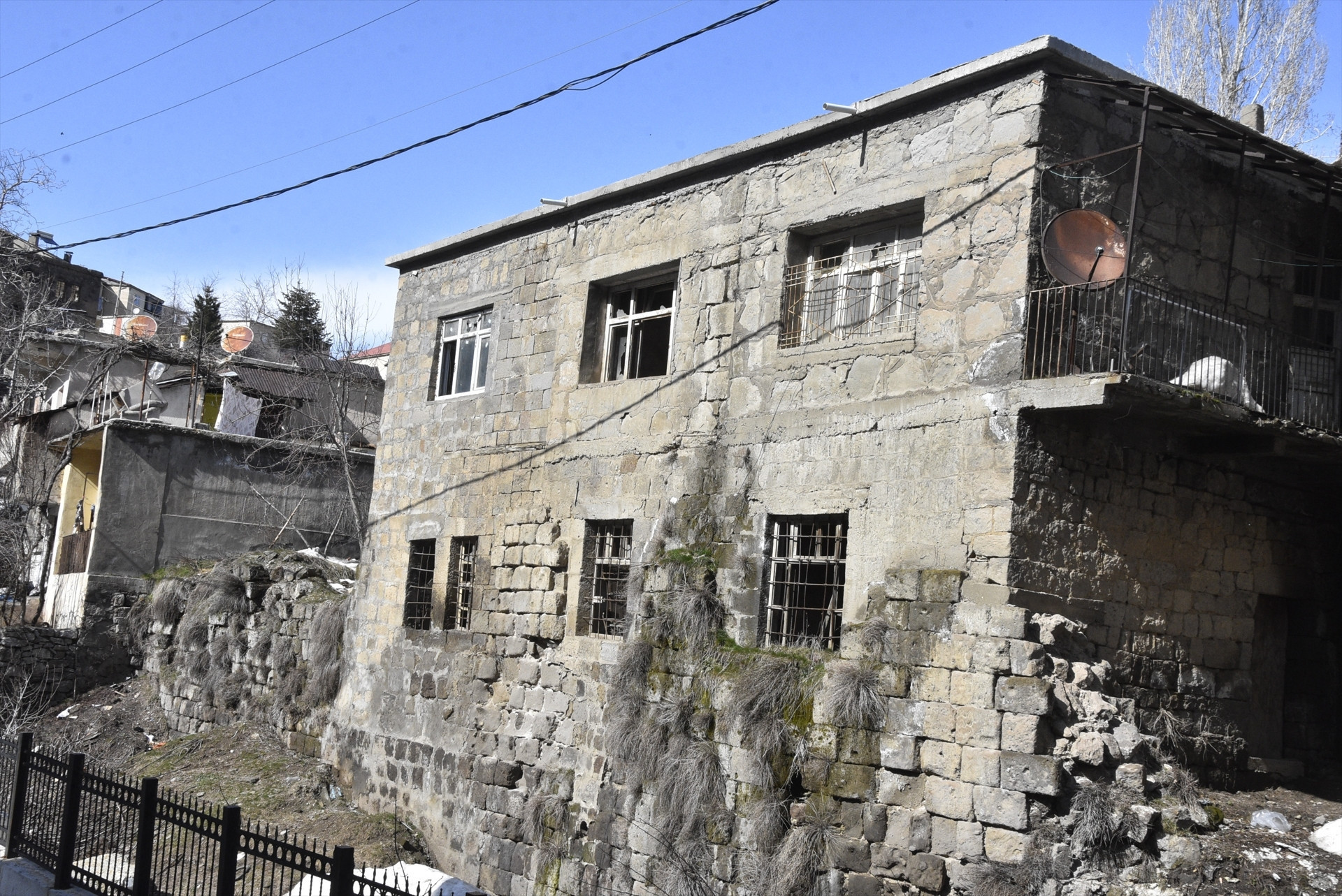 Bitlis’te yoğun kar ve yağmurun ardından alarm Tarihi evler çöküyor... 150 yıllık konak yıkıldı