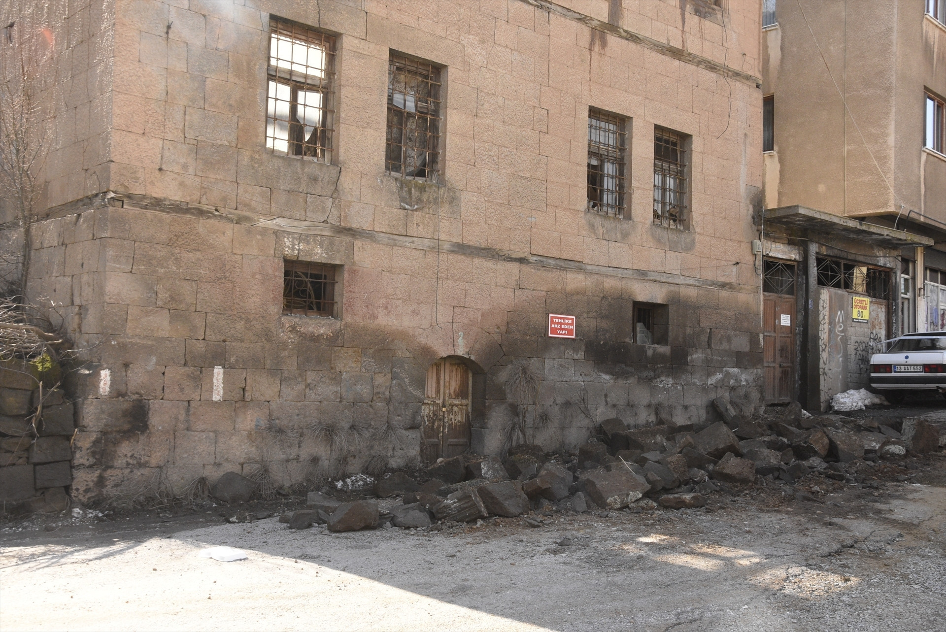 Bitlis’te yoğun kar ve yağmurun ardından alarm Tarihi evler çöküyor... 150 yıllık konak yıkıldı