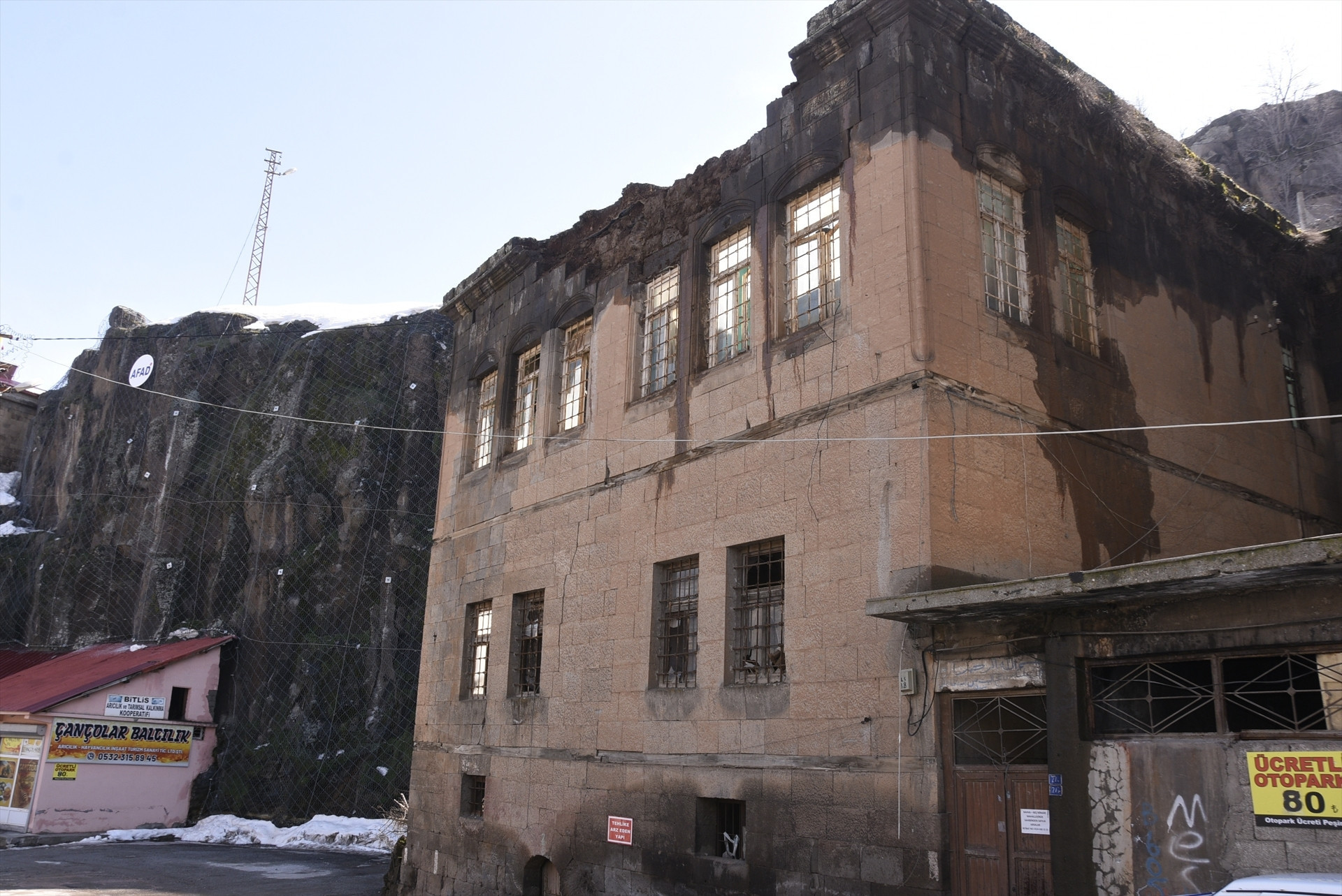 Bitlis’te yoğun kar ve yağmurun ardından alarm Tarihi evler çöküyor... 150 yıllık konak yıkıldı