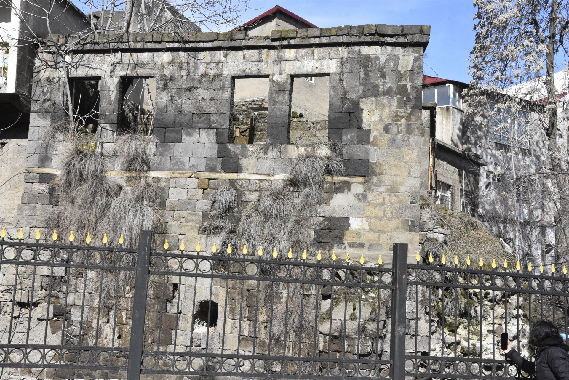 Bitlis’te yoğun kar ve yağmurun ardından alarm Tarihi evler çöküyor... 150 yıllık konak yıkıldı