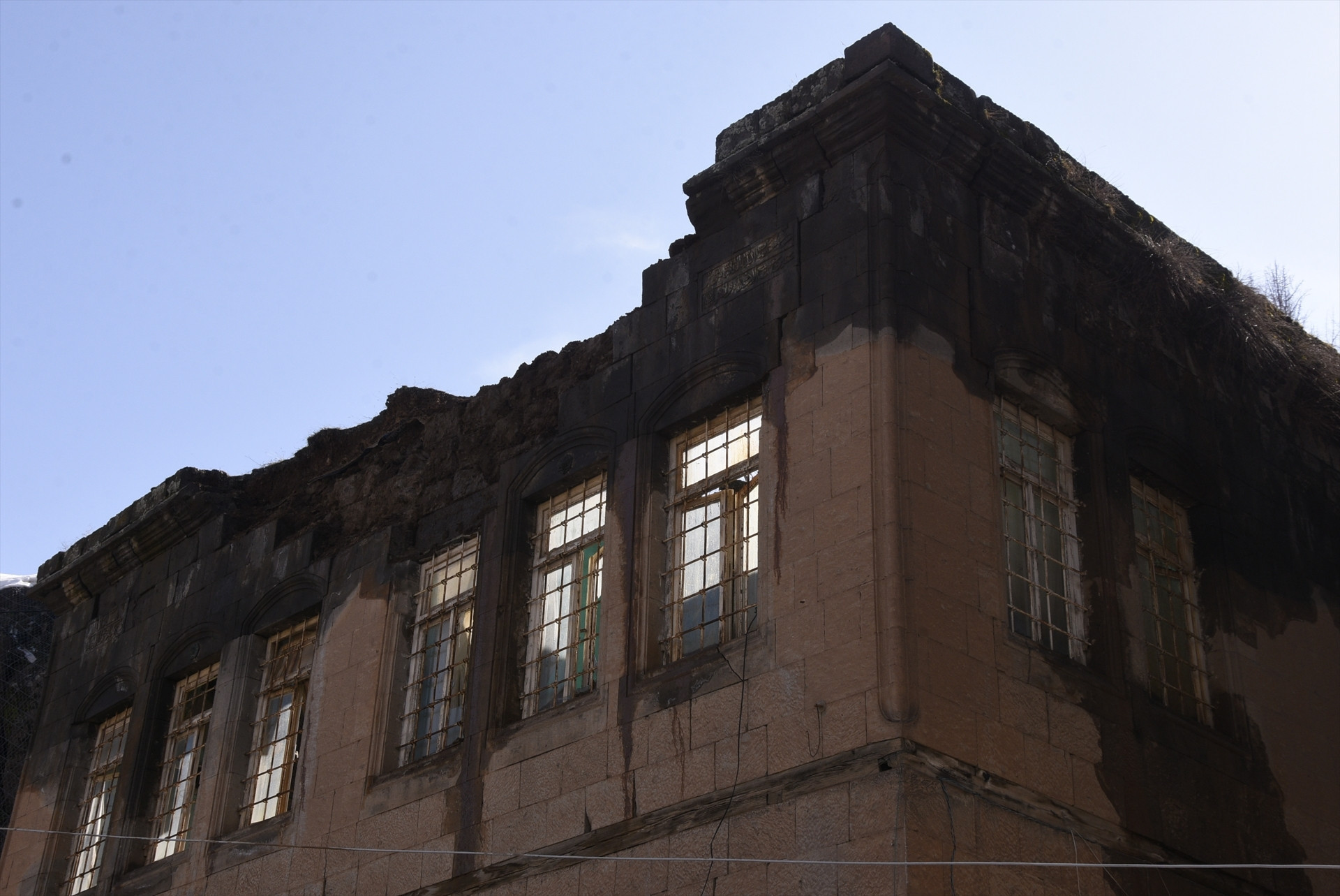 Bitlis’te yoğun kar ve yağmurun ardından alarm Tarihi evler çöküyor... 150 yıllık konak yıkıldı