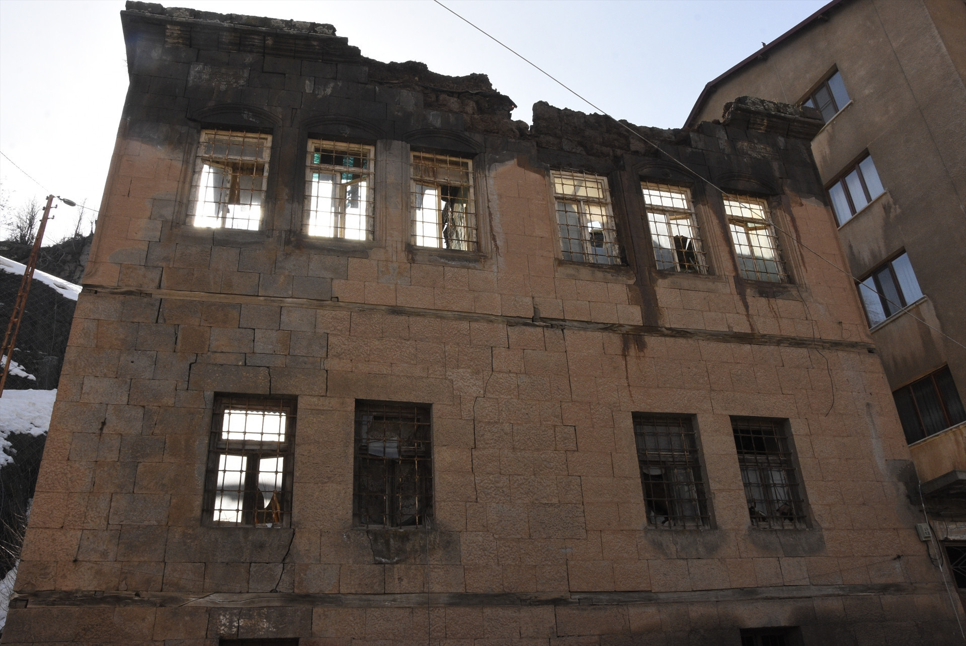Bitlis’te yoğun kar ve yağmurun ardından alarm! Tarihi evler çöküyor... 150 yıllık konak yıkıldı