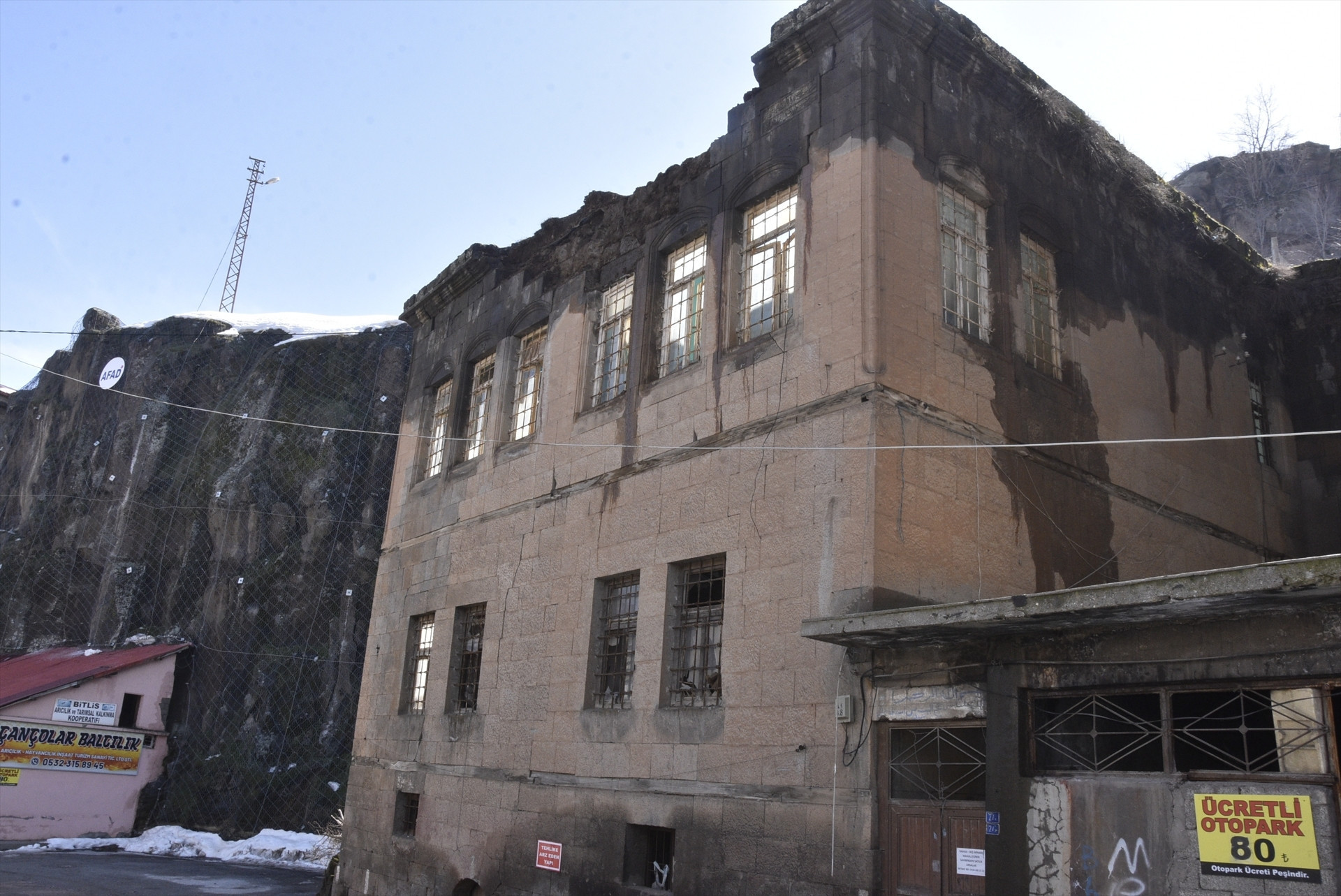 Bitlis’te yoğun kar ve yağmurun ardından alarm Tarihi evler çöküyor... 150 yıllık konak yıkıldı