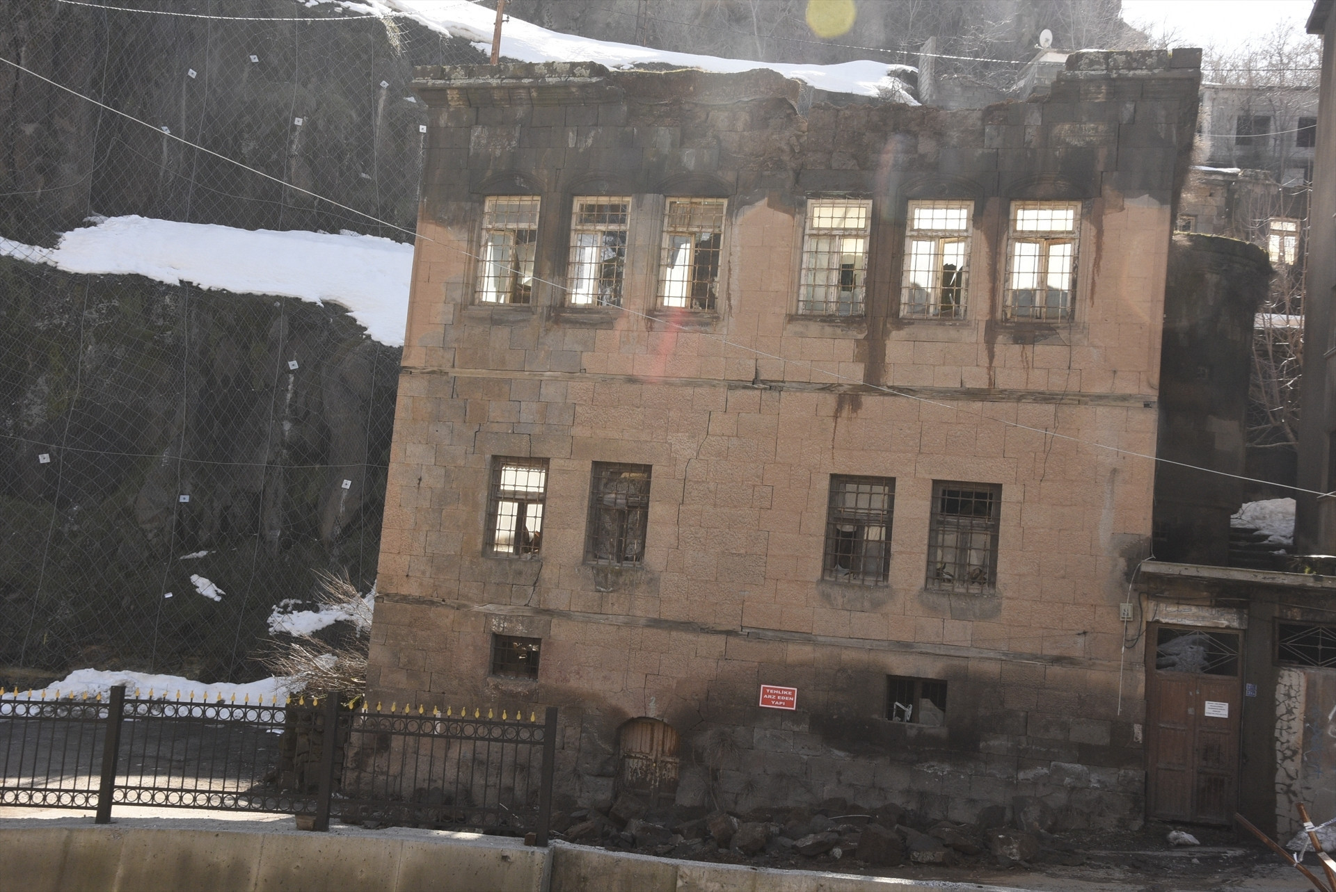 Bitlis’te yoğun kar ve yağmurun ardından alarm Tarihi evler çöküyor... 150 yıllık konak yıkıldı