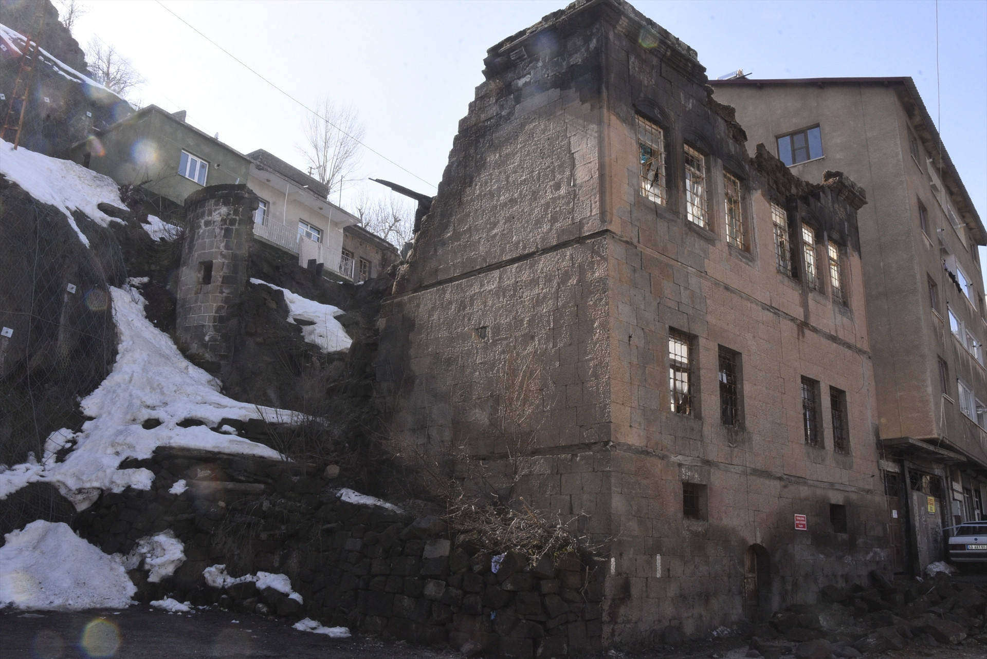 Bitlis’te yoğun kar ve yağmurun ardından alarm Tarihi evler çöküyor... 150 yıllık konak yıkıldı