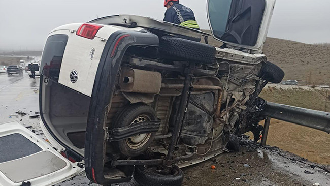 Konya'da otomobille hafif ticari araç çarpıştı: 2 kişi öldü, 4 kişi yaralandı