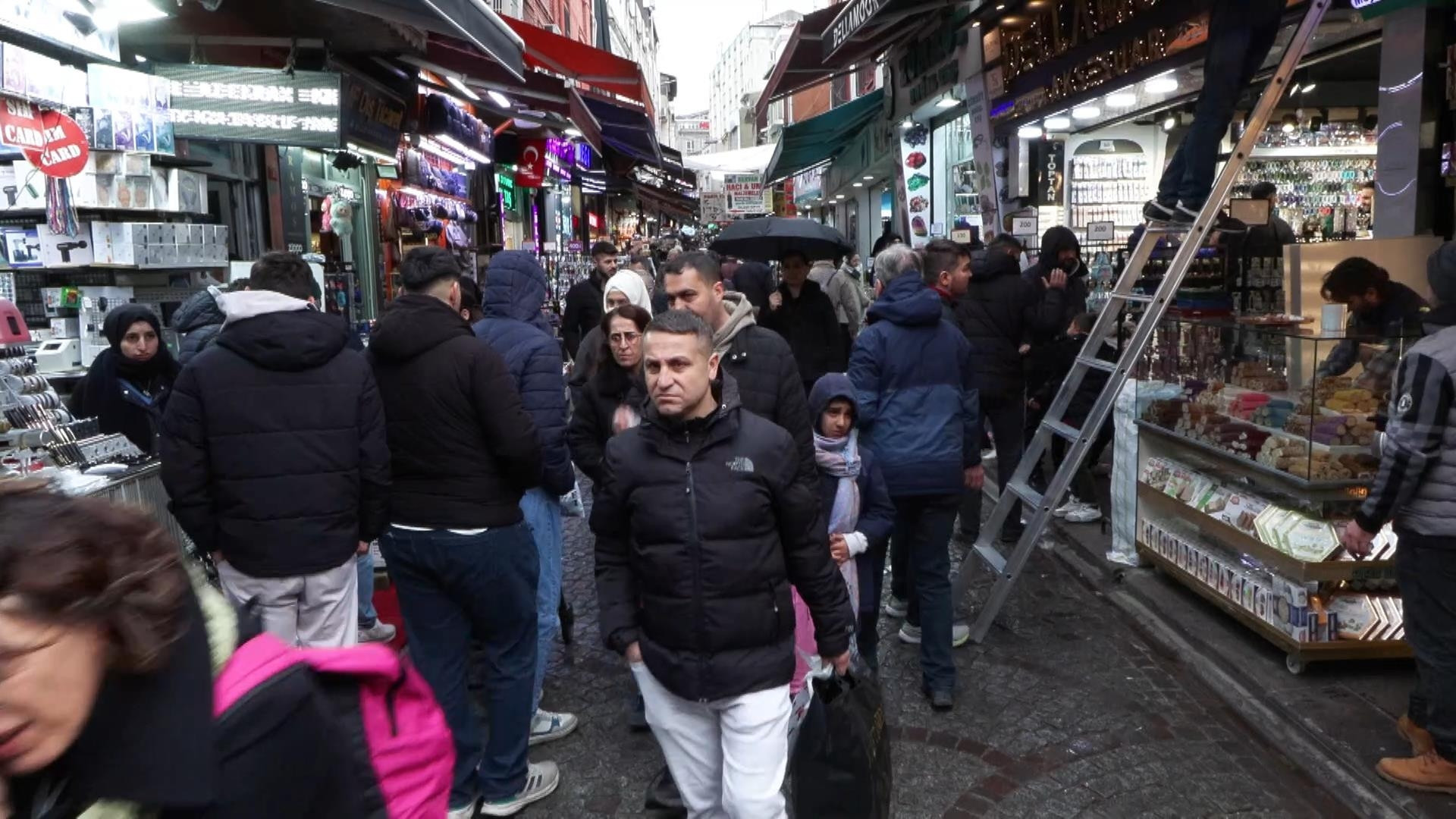 KALABALIĞI GÖRDÜK, MUTLU OLUYORUZ