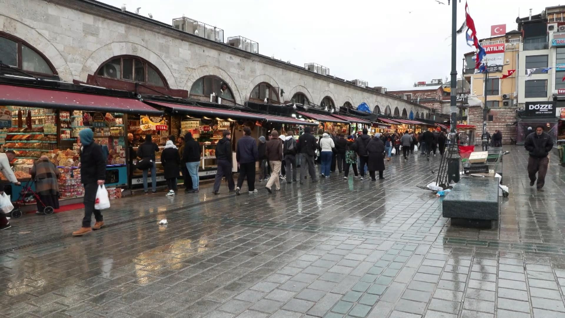 Eminönünde bayram alışverişi yoğunluğu