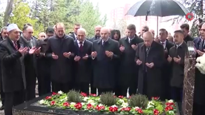 MHP lideri Bahçeli, Alparslan Türkeş'in kabrini ziyaret etti