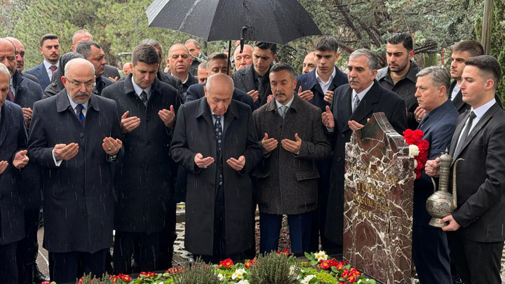 MHP lideri Bahçeli, Alparslan Türkeş'in kabrini ziyaret etti