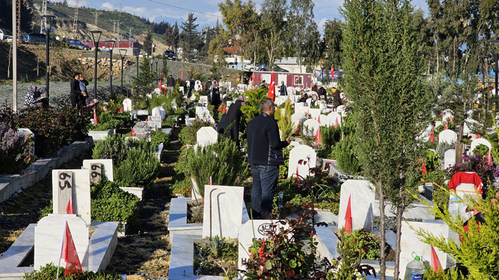 Hatay'daki deprem şehitliğinde hüzünlü bayram ziyareti! 'Her sene önceki seneden daha acı'