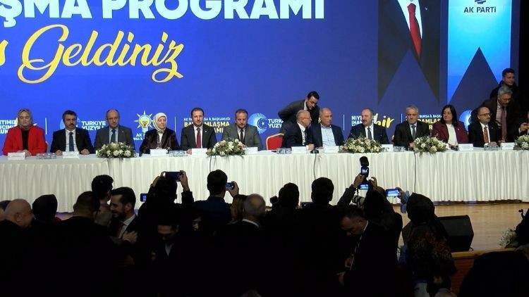 AK Parti teşkilatı, Ala ve Varank’ın katıldığı toplantıda bayramlaştı