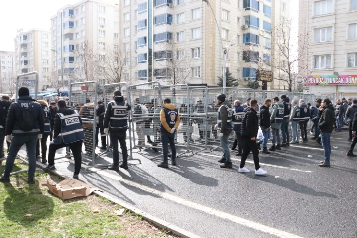 Diyarbakırdaki Nevruz kutlamalarına çok sayıda kişi katıldı