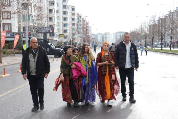 Diyarbakırdaki Nevruz kutlamalarına çok sayıda kişi katıldı