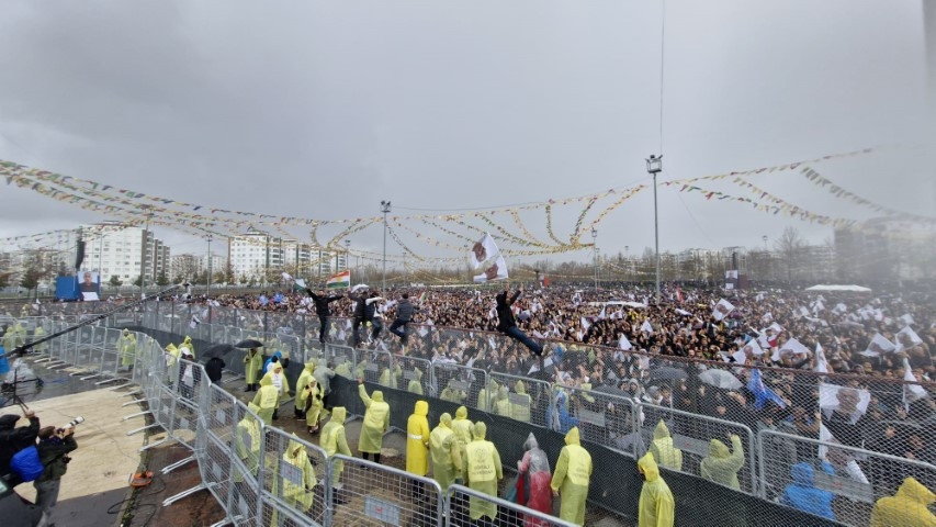 Diyarbakırdaki Nevruz kutlamalarına çok sayıda kişi katıldı
