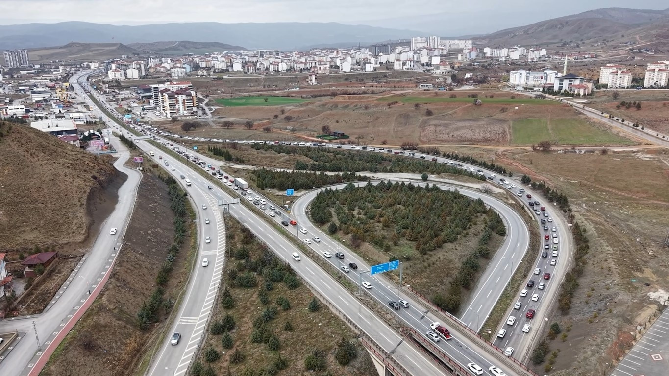  43 ilin geçiş noktasında trafik yoğunluğu