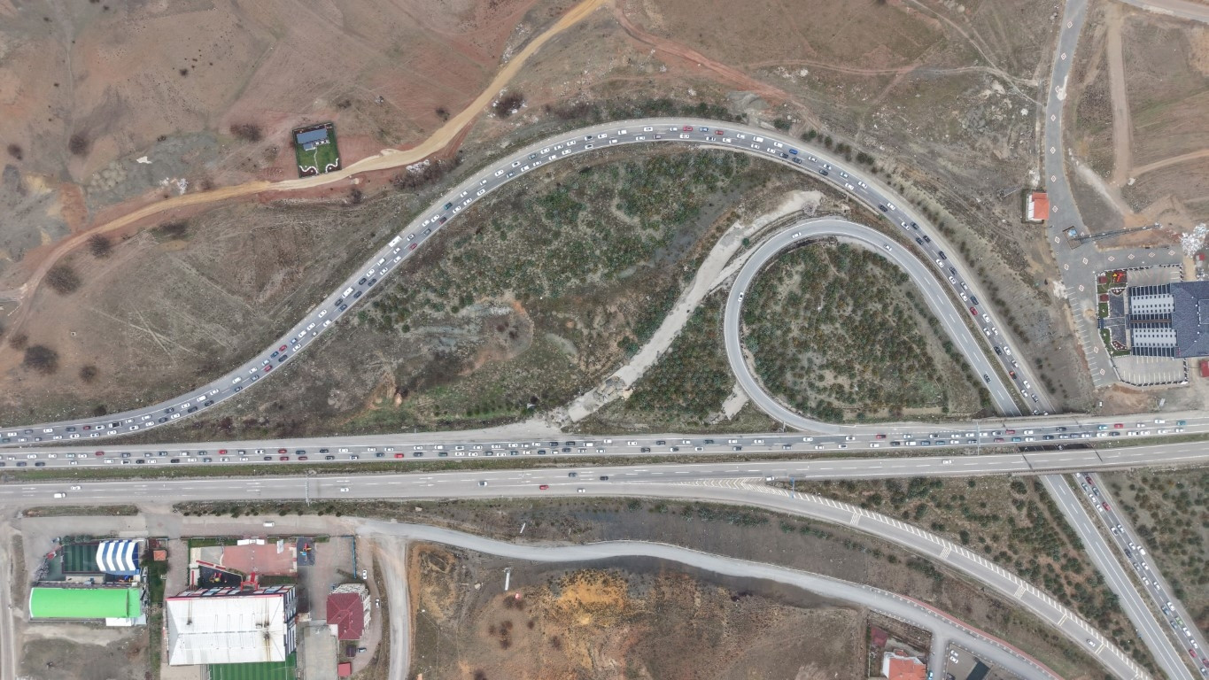  43 ilin geçiş noktasında trafik yoğunluğu