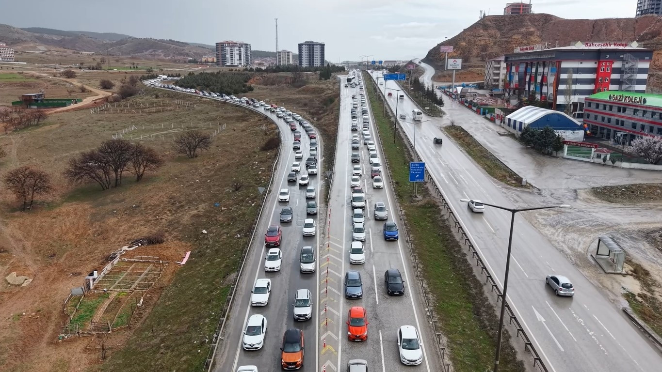  43 ilin geçiş noktasında trafik yoğunluğu