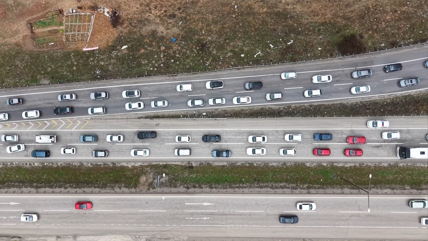  43 ilin geçiş noktasında trafik yoğunluğu