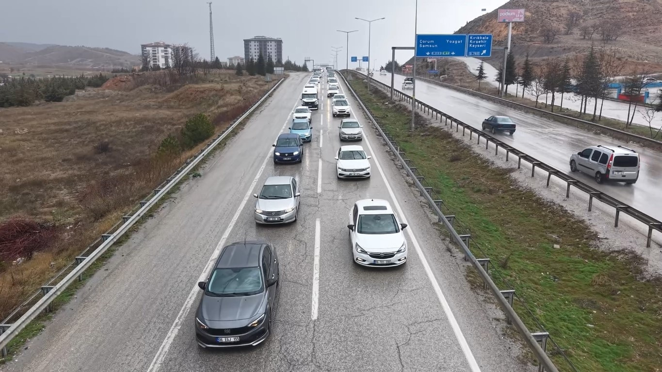  43 ilin geçiş noktasında trafik yoğunluğu