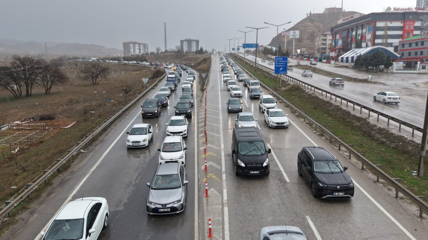  43 ilin geçiş noktasında trafik yoğunluğu