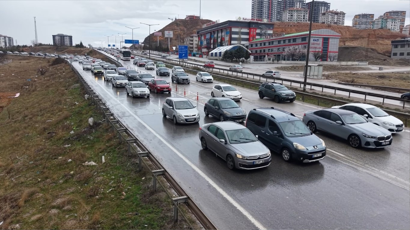  43 ilin geçiş noktasında trafik yoğunluğu