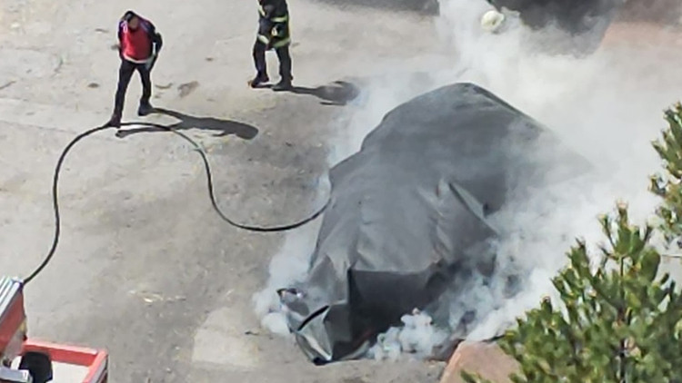 Alev alan elektrikli otomobili bu yöntemle söndürdüler