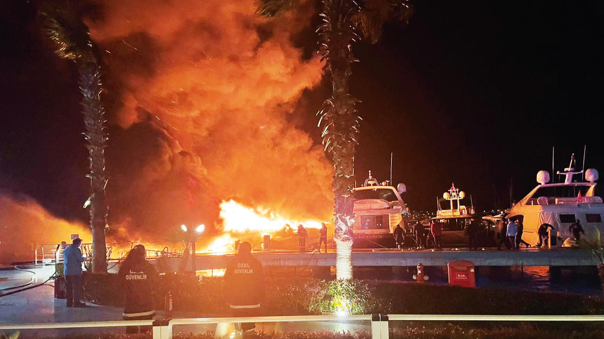 Alevler milyonluk yatlara acımadı... 7 motoryat kül oldu