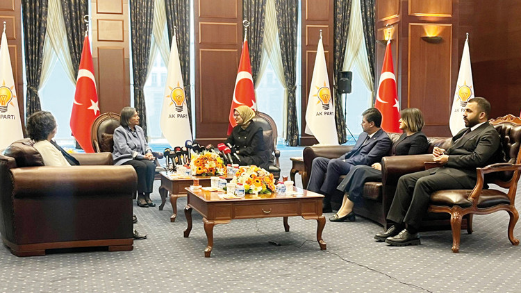 Siyaset bayramlaştı